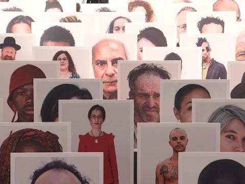 Exposition : les clichés liégeois de Razza Umana de Oliviero Toscani