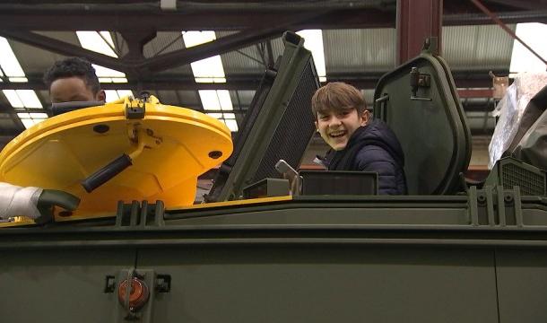 Des élèves du secondaire en visite à l'arsenal de Rocourt
