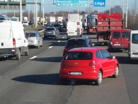 Accident grave sur la E42, plusieurs véhicules impliqués