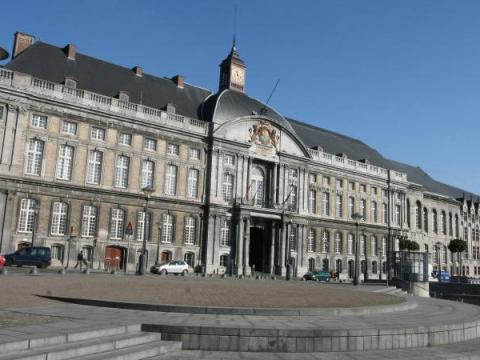 Un individu boute le feu à la porte d'entrée du Palais provincial de Liège
