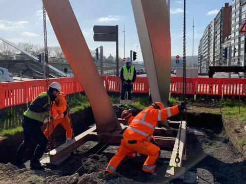 Tram : la Bètchète installée près de la passerelle La Belle Liégeoise