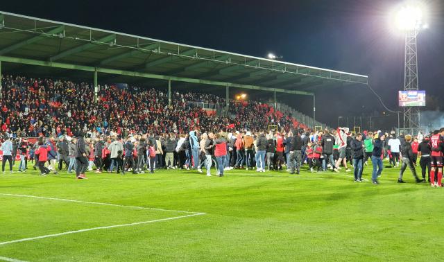 Ambiance électrique au stade du Pairay pour le maintien de Seraing en Pro League