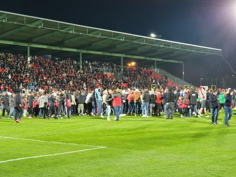 Ambiance électrique au stade du Pairay pour le maintien de Seraing en Pro League