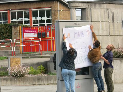 Action de Liège Sans Pub devant une école à Liège 