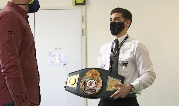Derrière l'agent de sécurité se cache un champion de boxe