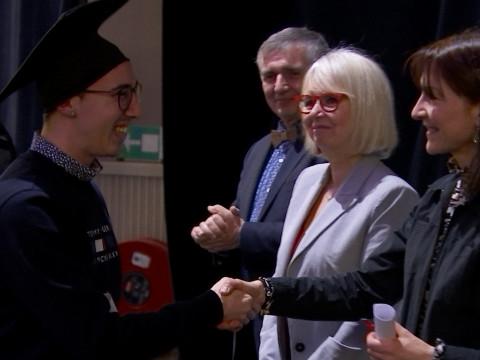 À peine diplômés, les infirmiers sont engagés