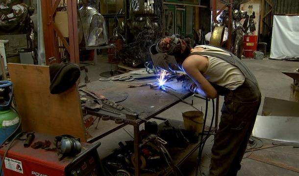 Acier : une petite fille devant l'Usine 