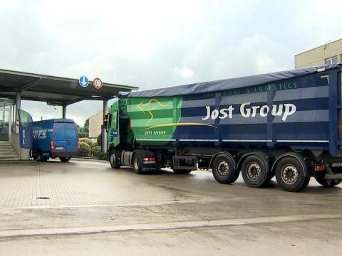 Action anti-dumping social devant chez Jost Group à Bierset