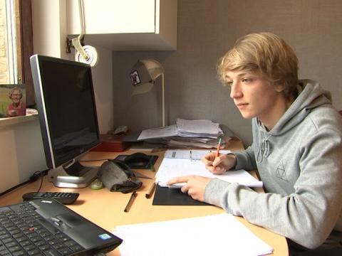 "Prenez les jeunes en compte": Adrien, 16 ans, témoigne