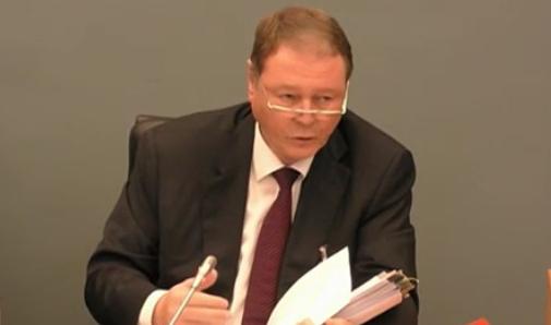 André Gilles fait profil bas sans convaincre les députés