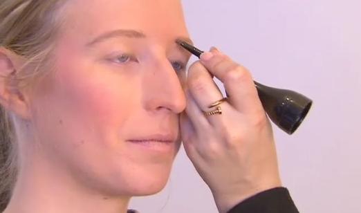 C'est le moment de passer au maquillage 