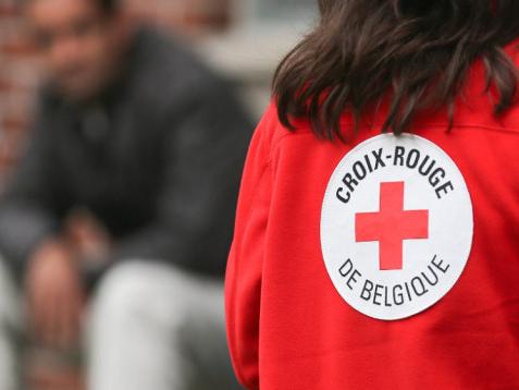 Coronavirus : des tentes de La Croix Rouge devant les hôpitaux 