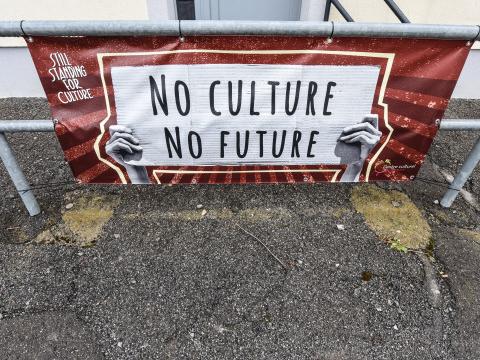 Dans le secteur culturel, l'incompréhension fait peu à peu place à la protestation