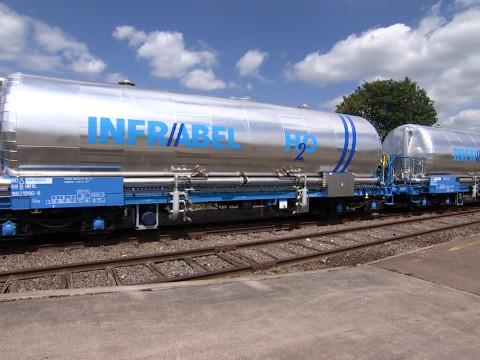De l'eau chaude contre les mauvaises herbes ? Voici un train désherbant, testé à Visé