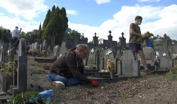 Des bénévoles pour nettoyer le cimetière de la Buissière