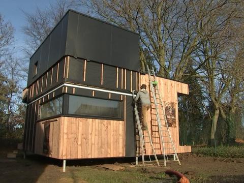 Des logements d'urgence fait de paille et de bois
