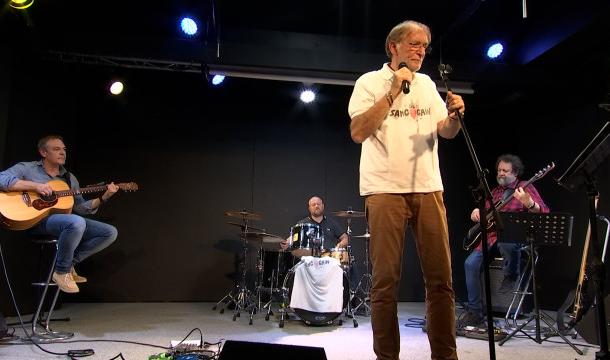 Doc Fernand, accompagné par les Sang Gain, chante sa pratique médicale.