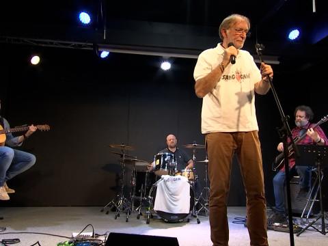 Doc Fernand, accompagné par les Sang Gain, chante sa pratique médicale.