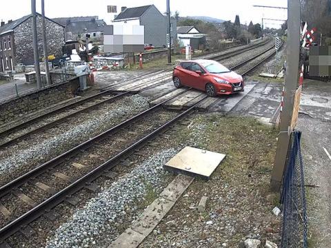 Flémalle : une voiture passe deux fois les barrières fermées du  passage à niveau