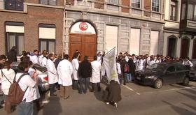 Les étudiants en médecine manifestent