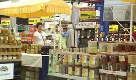 Des petits producteurs dans un hypermarché