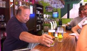 Des villageois reprennent le bistrot local