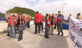 Les travailleurs d'ArcelorMittal bloquent l'écluse de Lanaye
