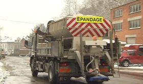 Neige : les services d'épandage à pied d'oeuvre