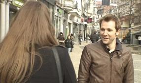 Un humoriste vend son spectacle dans les rues de Liège