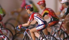 Des cyclistes miniatures plus vrais que nature