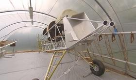 Un avion au jardin
