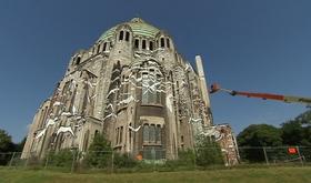 Mémorial : une fresque sur la basilique