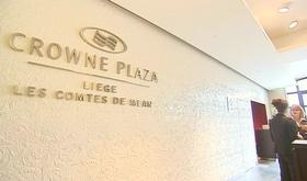 Le Crowne Plaza en équilibre