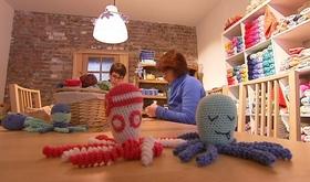 Prématurés : des bénévoles crochetent des pieuvres en coton