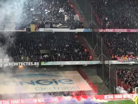 Jets de fumigènes : l'arbitre met fin au match Standard/Anderlecht !
