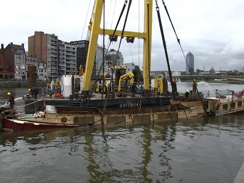 La deuxième péniche sortie de l'eau