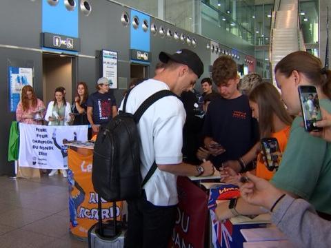 Les fans de F1 rassemblés à l'aéroport de Liège pour apercevoir leurs idoles