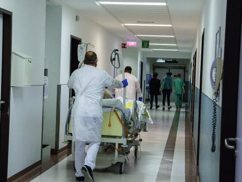 Les hôpitaux ferment des lits de soins intensifs par manque de personnel