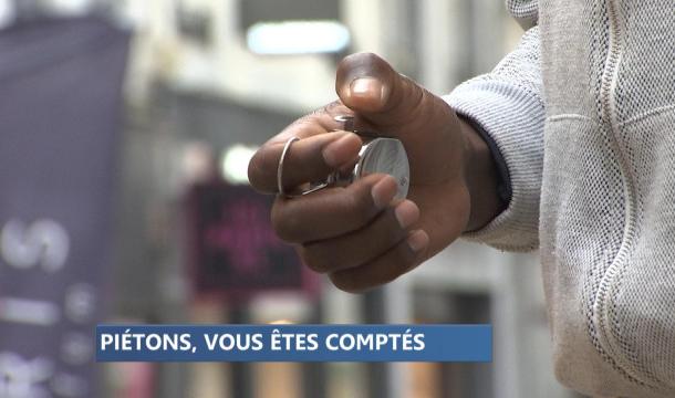 Les stewards comptent les piétons dans le centre-ville.