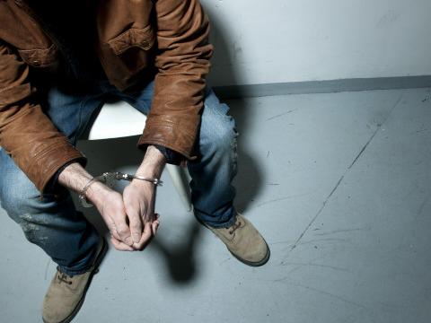 Les trois policiers arrêtés pour viol ont été libérés sous conditions