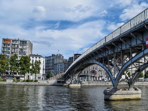 Liège : une dame décède après être tombée dans la Meuse