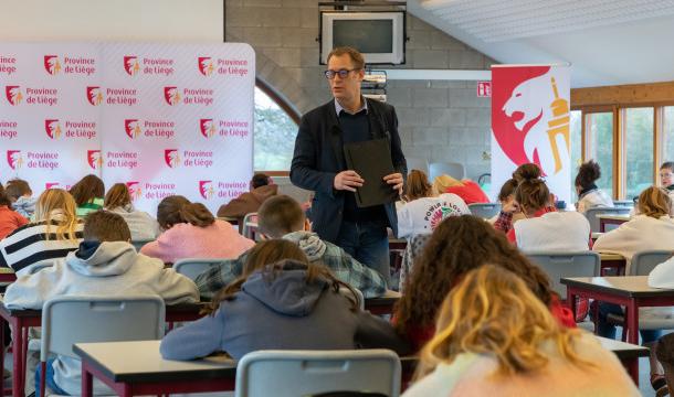 Martin Charlier en instituteur pour la dictée des Classiques ardennaises