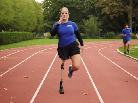 Née sans jambe droite, Ania va relever le défi des 20 km de Bruxelles ! 