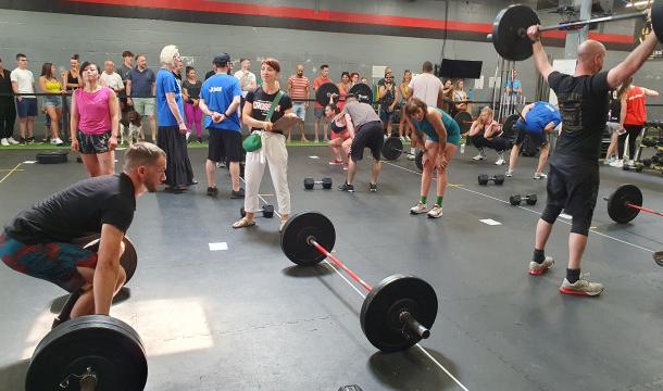 On a soulevé des poids, des haltères et des barres toute la journée au CrossFit Liège malgré la chaleur