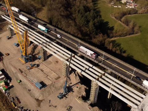 Viaduc d'Huccorgne : Pose des dernières poutres