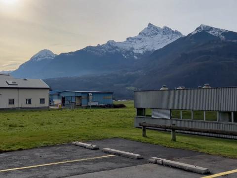 PRAYON mange une petit suisse