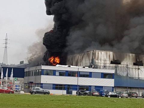 Van Gansewinkel : vidéos et images impressionnantes de l'incendie 