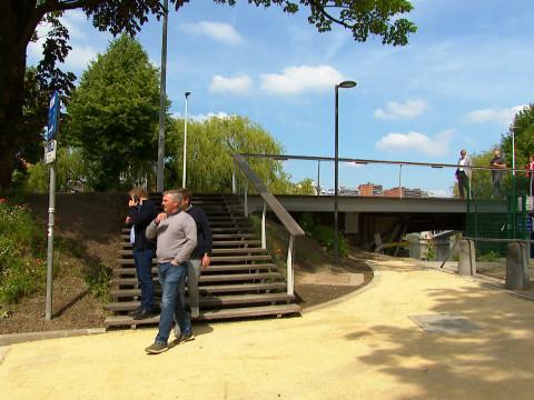 Resa construit une passerelle technique et cyclo-piétonne.