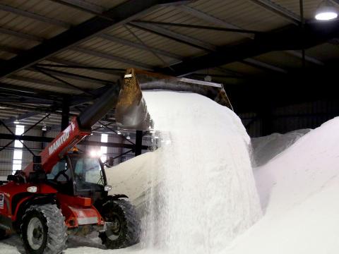 Sel de déneigement : comment se fournissent les communes 