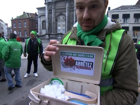 Stop à l'hémorragie !  La CSC distribue des trousses de secours aux politiques 
